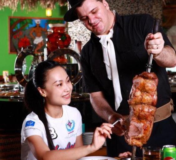 巴西人吃巴西烤肉拌饭,巴西人吃烤肉