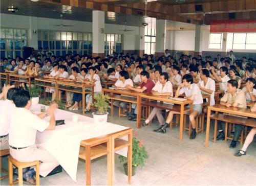 娃哈哈宗庆后多少岁卖冰棍,宗庆后42岁蹬三轮卖冰棍白手起家