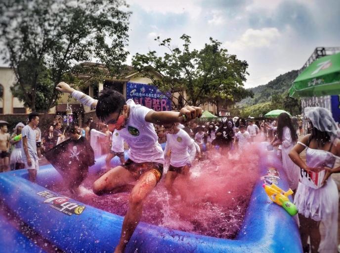 全城最大黑猫坐镇，加勒比海《海盗幽灵派对》萌趣亮相