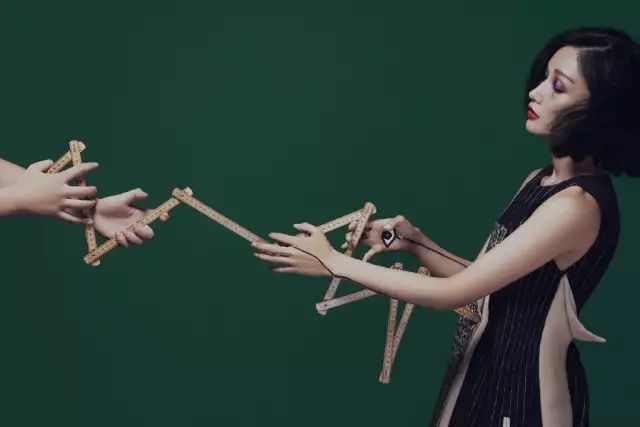 中国人只会跟风买名牌？80后女孩用旧衣改导致潮牌，燃炸上海滩