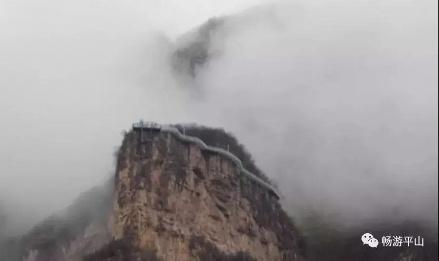 暮春之雨潇潇落，仙山云雾缥缈间~
