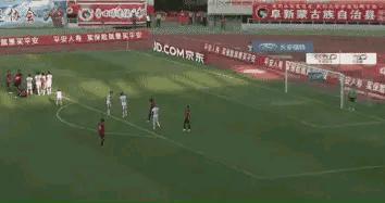 足球十大搞笑进球动图,国足足球搞笑gif高清图