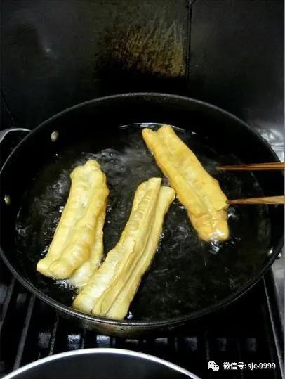 炸油条用脆皮油条粉还用放酵母吗,食用碱加酵母做油条怎么做
