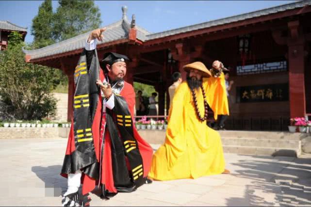 传武人被极真空手道打不还手！五岳散人：空手道兄弟够差了还能赢