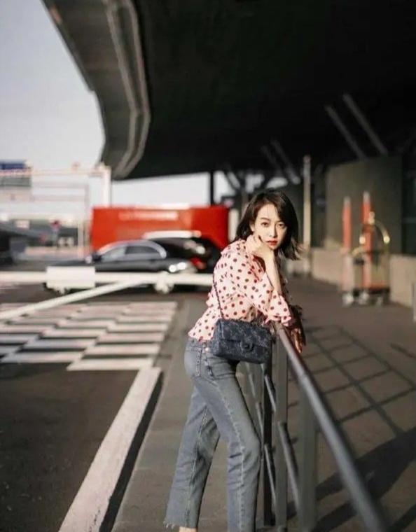 日常穿搭夏季宋茜背心牛仔裤,宋茜复古清新连衣裙时尚抢镜