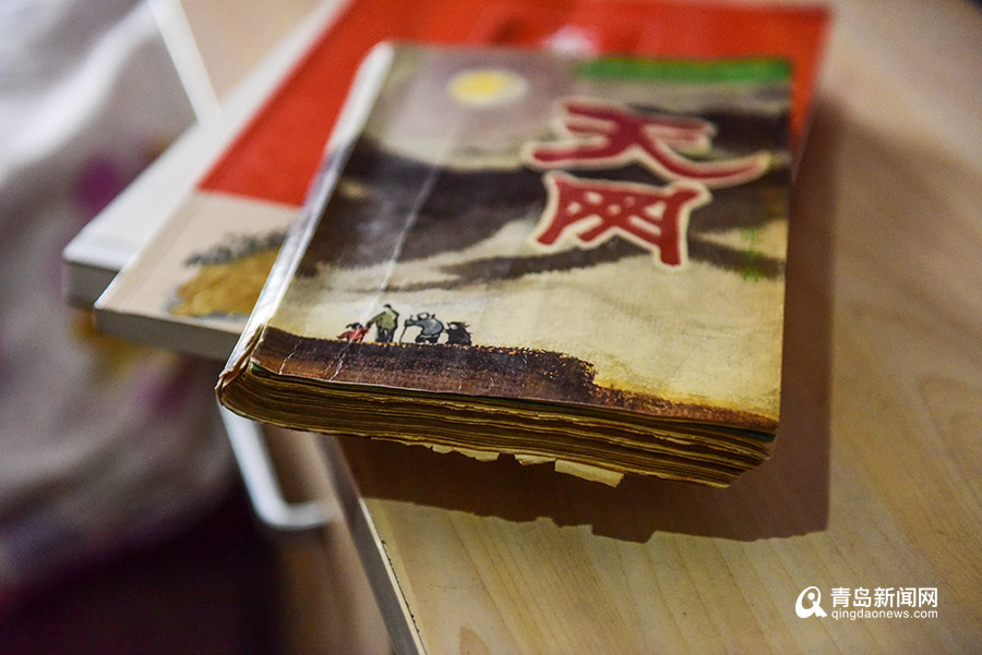 白天拌水泥，晚上写诗歌…青岛这位农民工在地下室写出几十万字小说