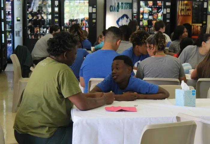 打碎监狱的围墙，这家策划让服刑母亲与自己的孩子团聚