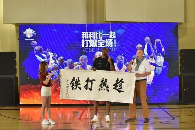 曾讽刺他打铁的全球“头号科蜜”，得知巨星陨落，哽咽说了些什么