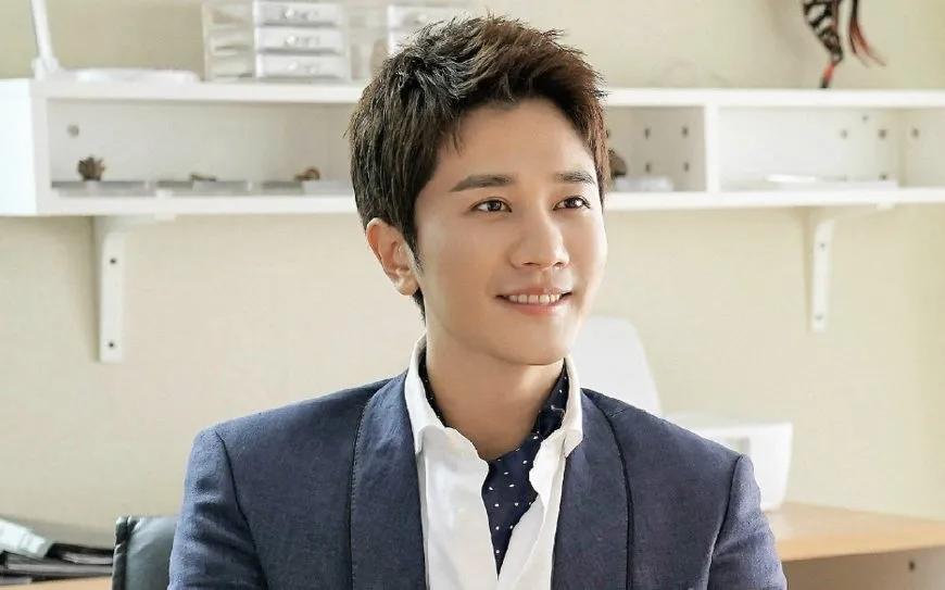 行走的荷尔蒙，这6位越老越有味，大胡茬克制又霸道，气质太绝了