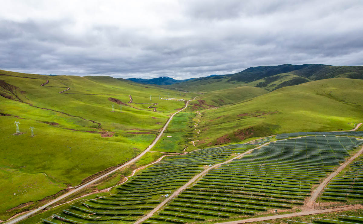厉害了我的国！*藏西**昌都草原上发现一望无际的牧光互补太阳能基地