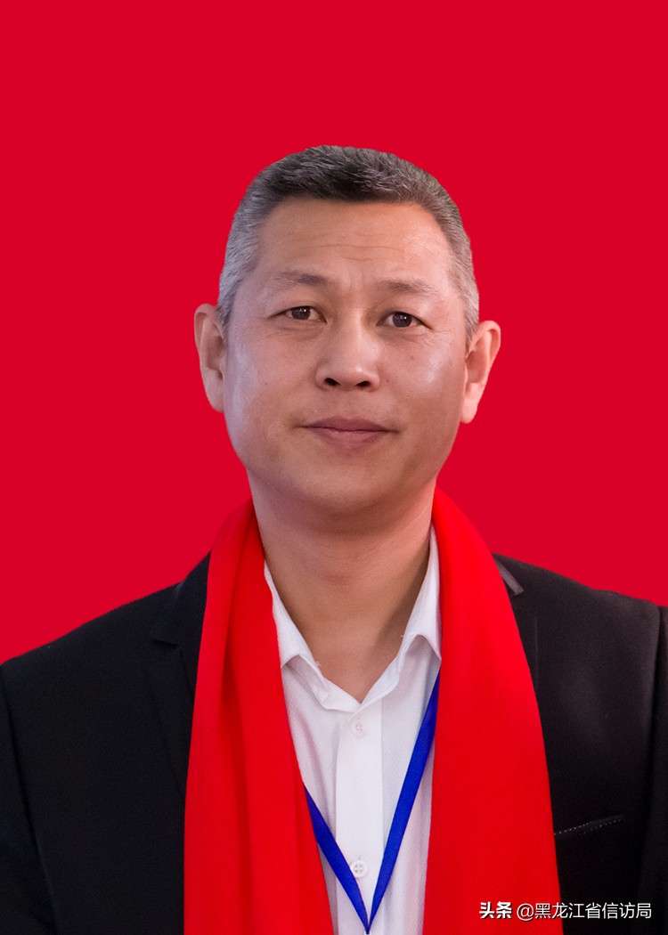 党旗飘扬我们坚守在防控一线,让党旗飘扬在疫情宣传第一线