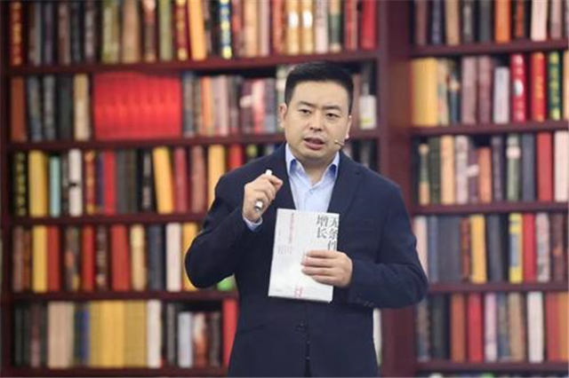 三无亿万富豪：靠十元店发家致富，门店3800家，年入170亿