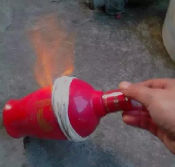 利用酒瓶做花盆的视频,酒瓶切割做花盆不用电动工具打孔