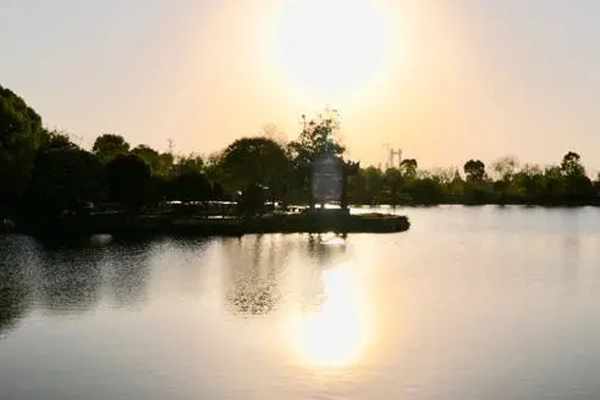 陈毅游览宣城美景后，用一首诗描写如画景色，彰显出了旷达的胸怀