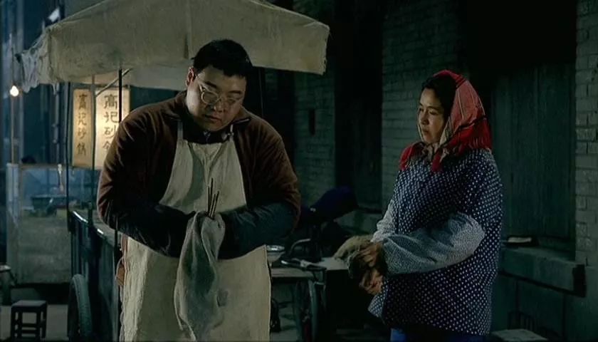 地位与张艺谋不相上下，他第一次做导演，扯掉了理想主义的遮羞布