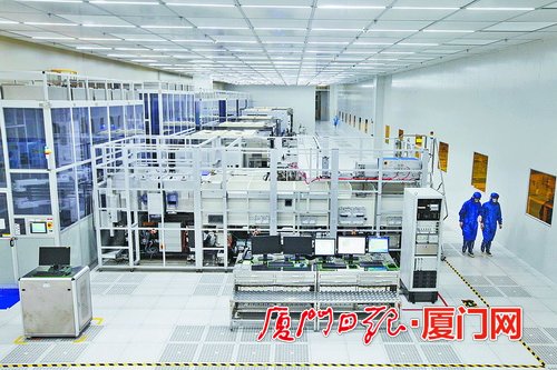 披荆斩棘闯新路万众一心奔小康,披荆斩棘攀高峰乘风破浪创佳绩