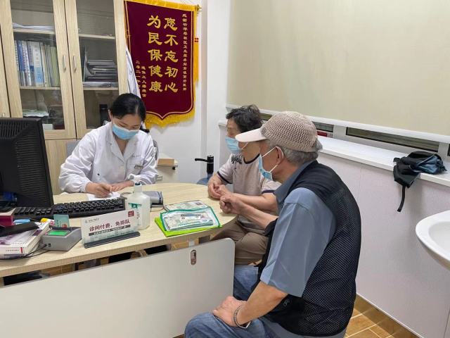 一年“纸上对白”，社区全科医生的暖心字条，让这对聋哑老夫妻看病更从容