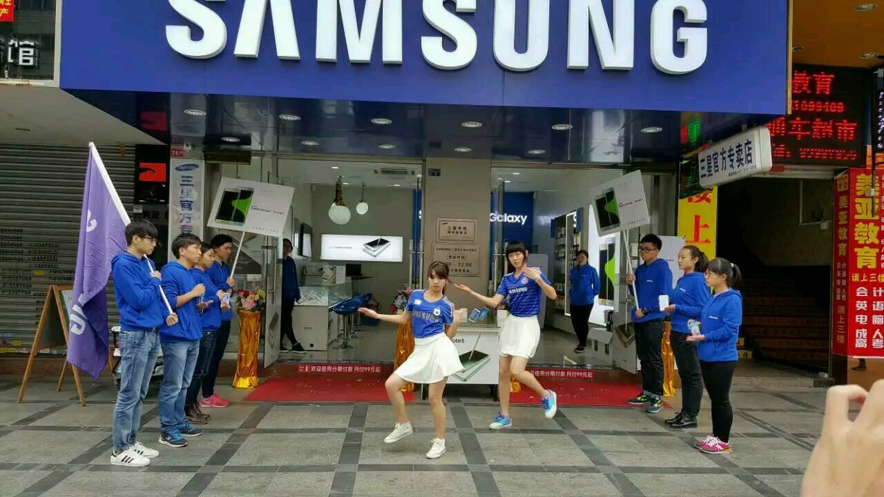 华为与三星选谁？外国网友：华为是英国最好的智能手机