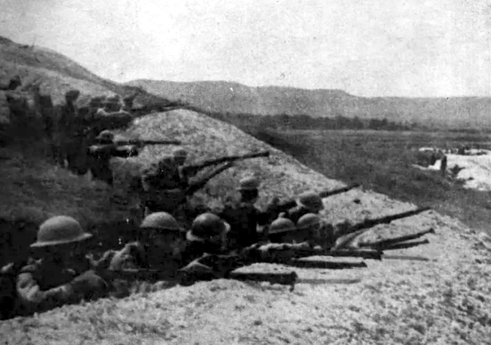 连阳标统：百岁老兵每天拿着拐棍向窗外射击，他的战争还没结束？