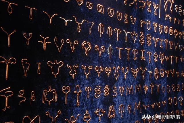 刚出生小宝宝手上拿着一个节育器,婴儿刚出生手里拿着妈妈的节育环