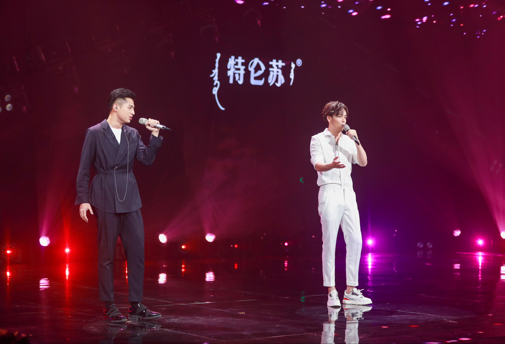 张英席和刘岩谁厉害,声入人心张英席和刘岩