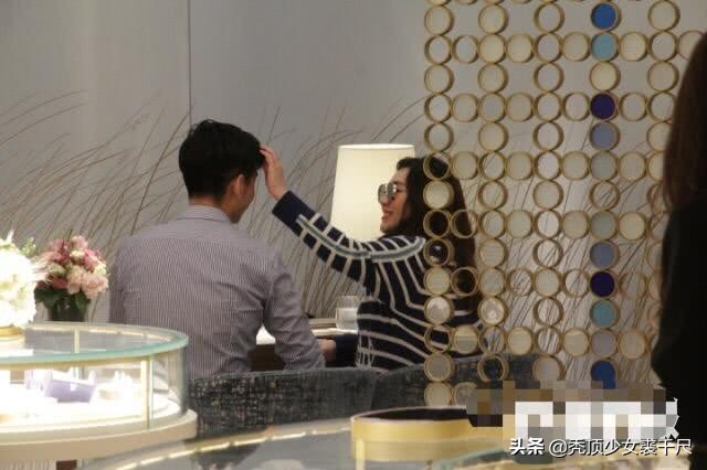 赌王女儿何超琼和一个女闺蜜逛街,何超盈与赌王女儿对视