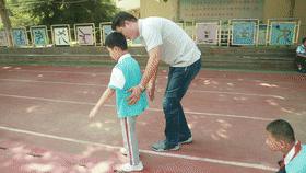 西安北郊教孩子踢足球的地方,社区教小朋友踢足球