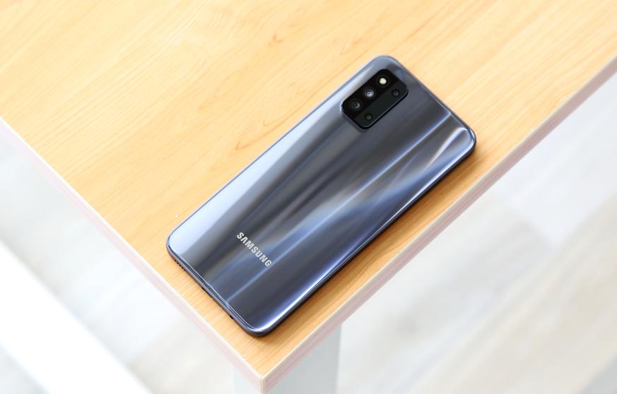 三星千元入门手机：6400万四摄+8GB降至1399元！对比国产你选谁？