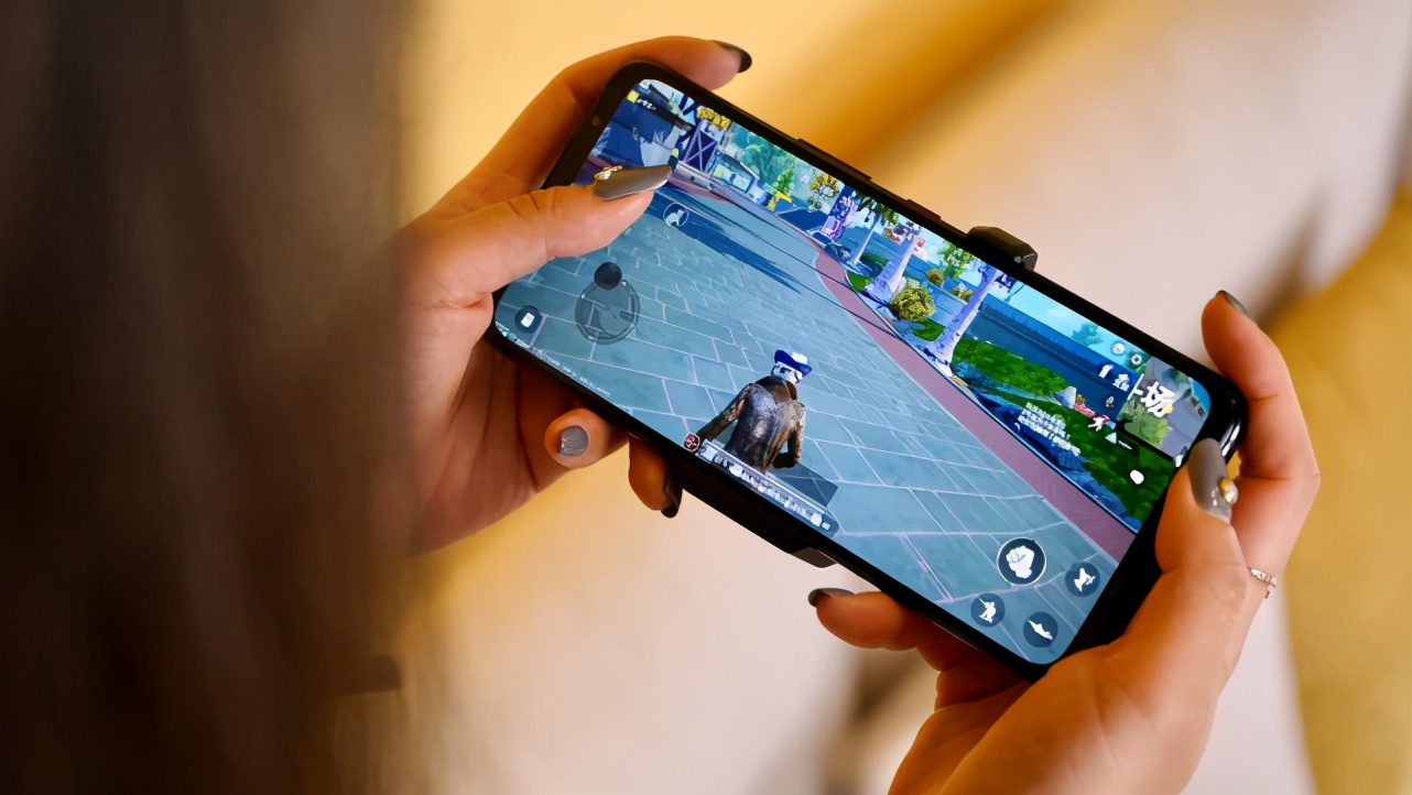 E4材质高刷屏+游戏精灵！ROG5全面能打，老玩家上手都叫好