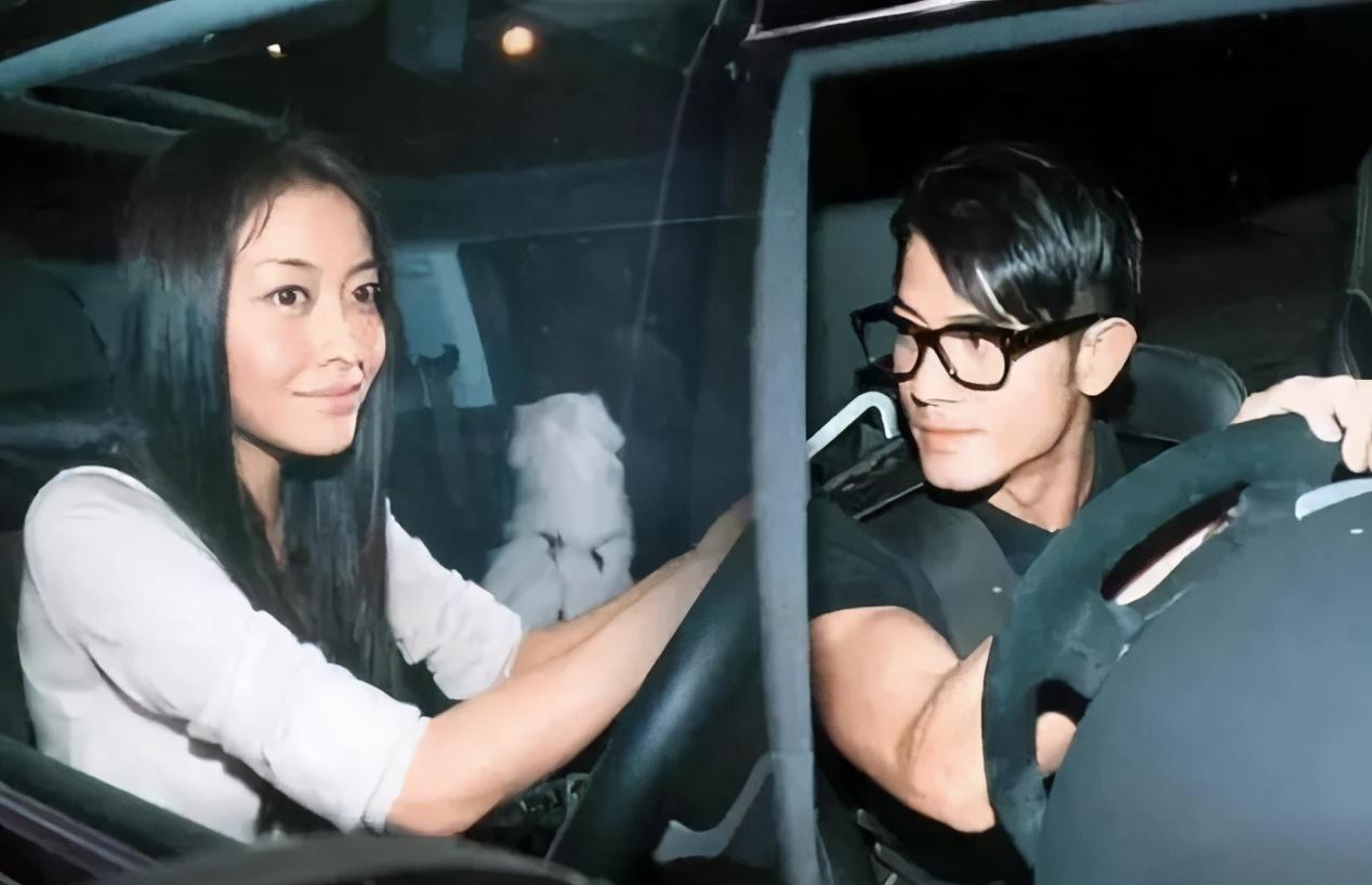 四十岁熊黛林晒写真庆祝生日,39岁熊黛林素颜在家整顿衣服