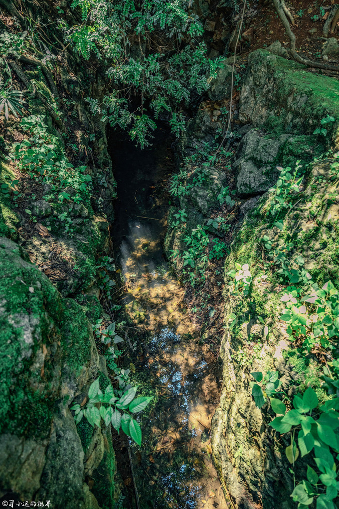 在高山湖泊边拍摄的风景照片湖底,绝美天池风光摄影照片