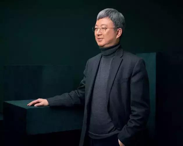 他是被称为“高领衫男神”的经济学家，人民币入篮的背后功臣