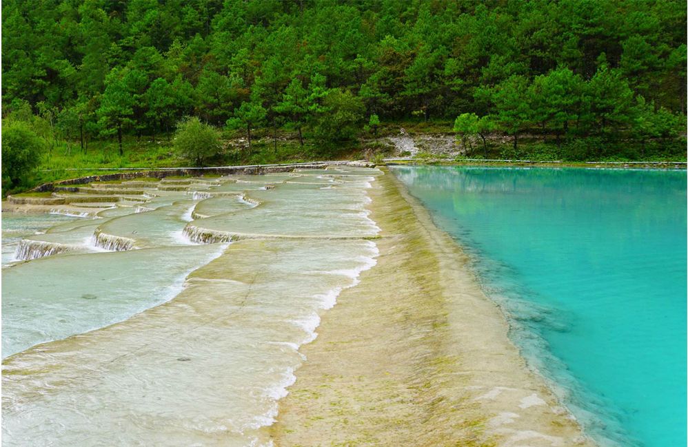 玉龙雪山日照金山的美,玉龙雪山日照金山美照