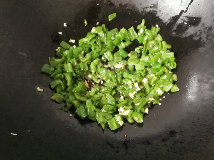 青椒炒小河虾图片,家常菜100道开胃下饭徽菜
