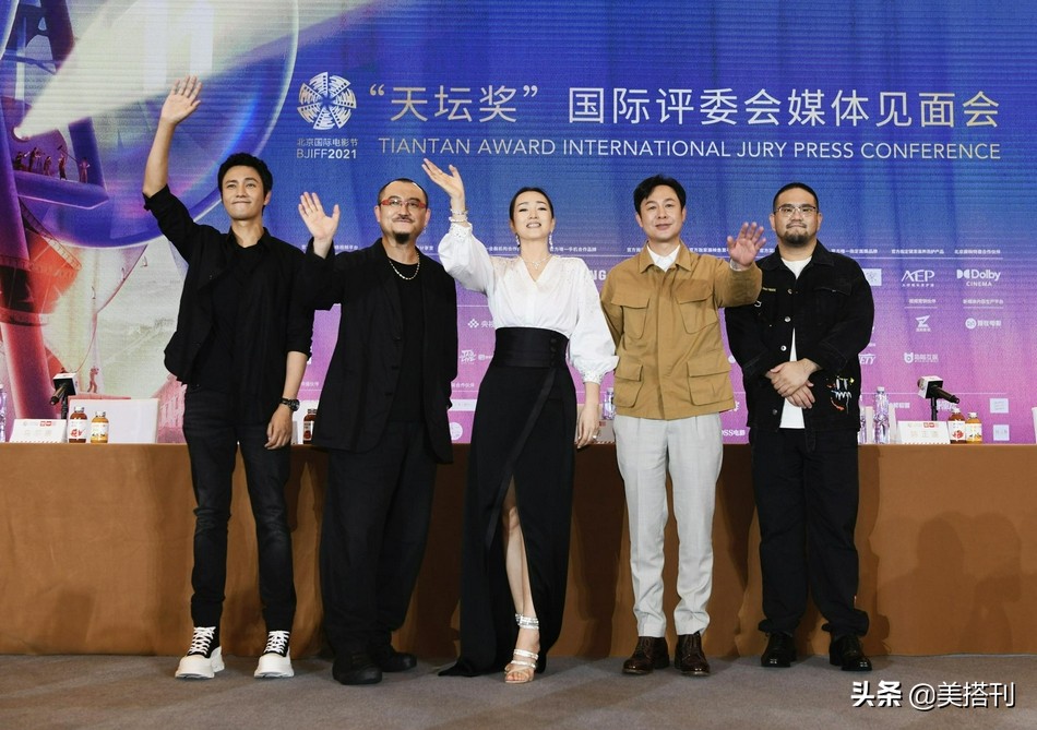 巩俐露背镂空长裙风采依旧,年轻巩俐v领抹胸深v开叉裙