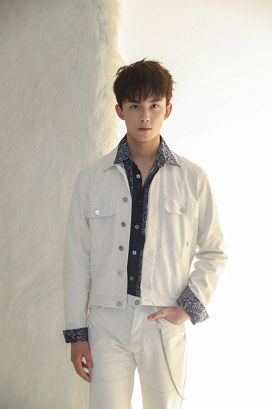 吴磊黑色卷发日常造型,吴磊发型同款