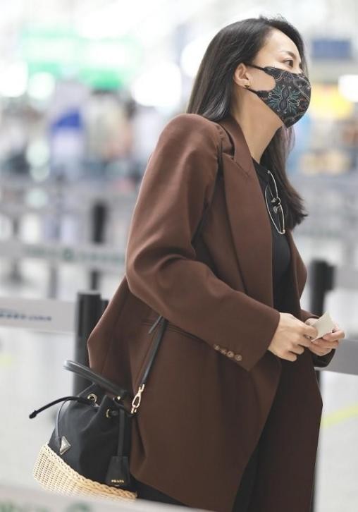 霍汶希穿绿色西装外套,霍汶希机场西装穿搭