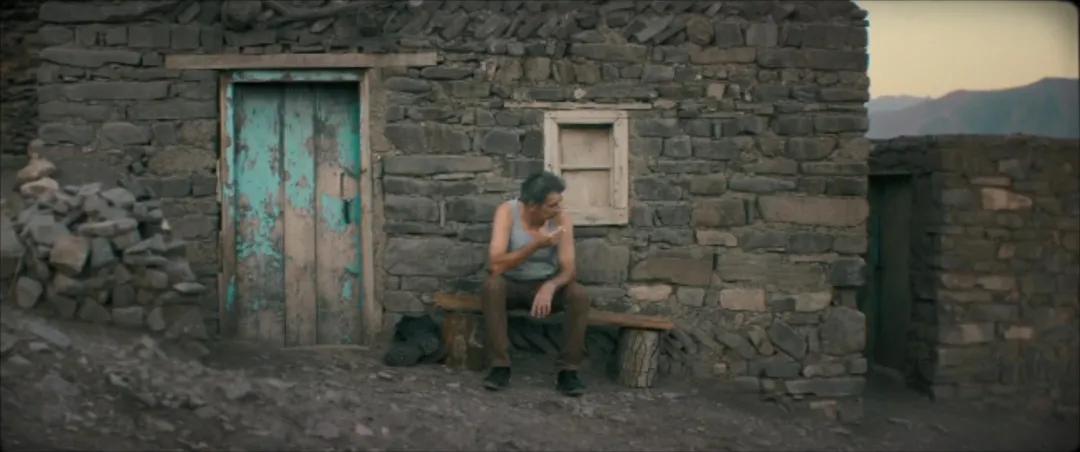 《文胸奇缘》：火车司机拿着文胸到处寻找失主，这影片太不正经了