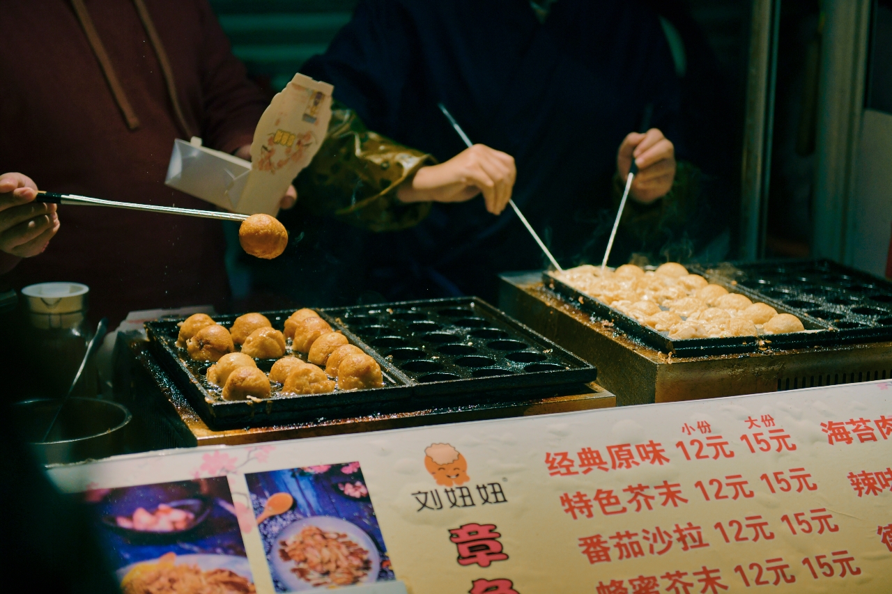 成都建设路美食街和春熙路哪个好,探寻成都更具特点的美食街