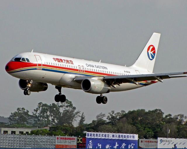 厦门高崎机场在殿前市区，游客来游朝天宫：举起手机就能拍大飞机