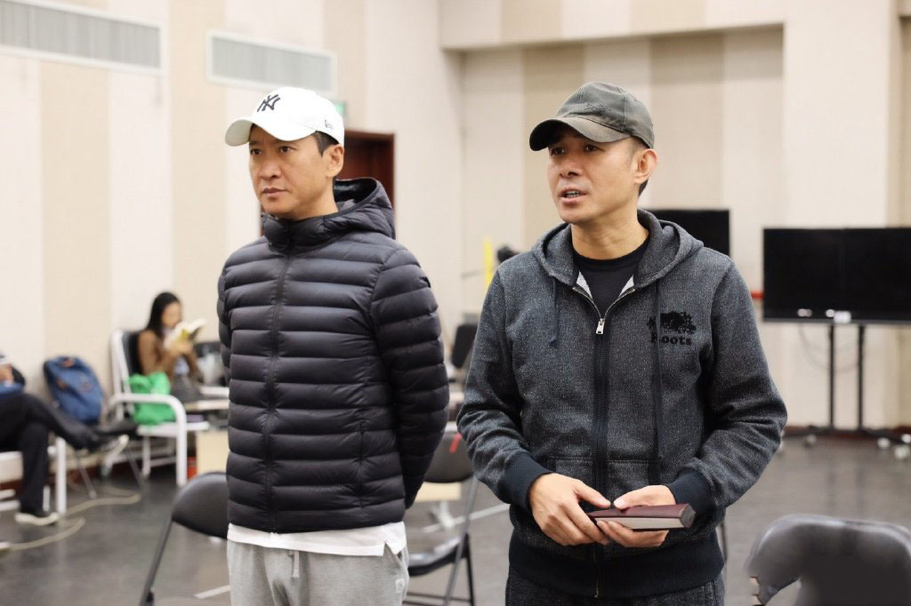 周杰逆袭表情包,周杰站在台上表情包