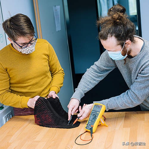 使用原位聚合增强染色过程，赋予纺织品电子特性