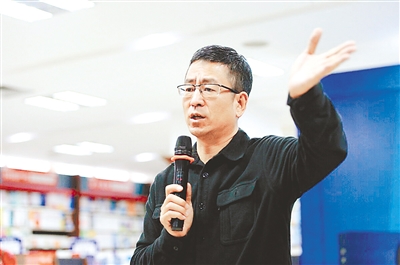 白岩松遭大学生抢麦怒怼,为武汉发声的白岩松