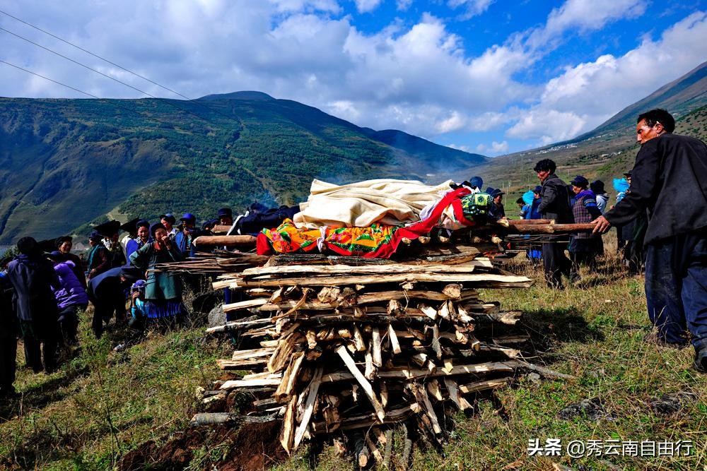 来云南感受彝族特点民族文化,云南彝族的文化和风土人情