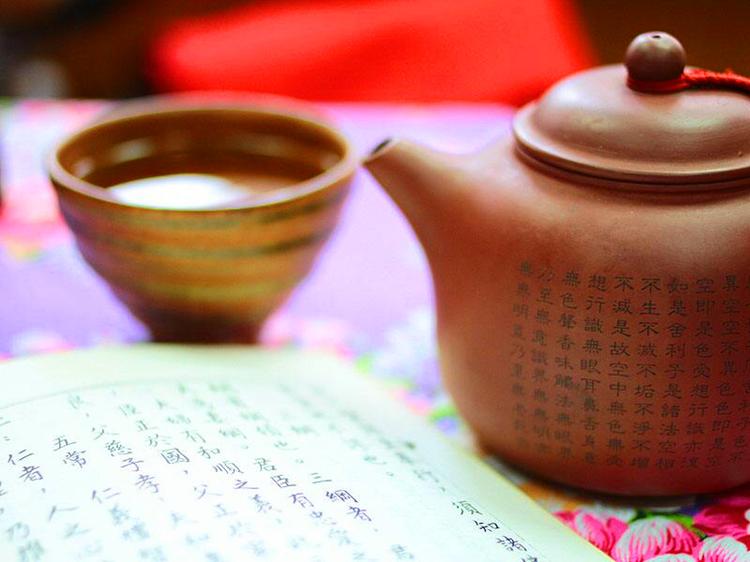 读书品茶香听雨悟人生,闲时看看书品茶是人生最大的享用