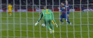 梅西唯一一次假摔吃黄牌,梅西被判点球回放