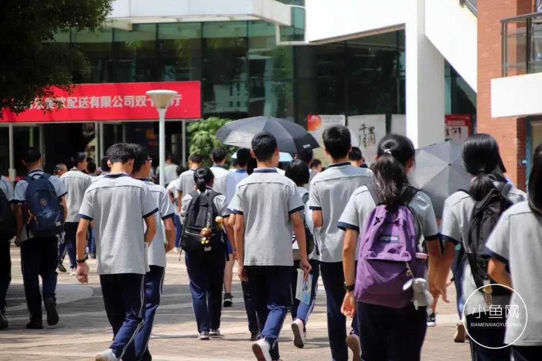 很多人挤破脑袋都想进的学校,万千学子挤破脑袋都要进大学