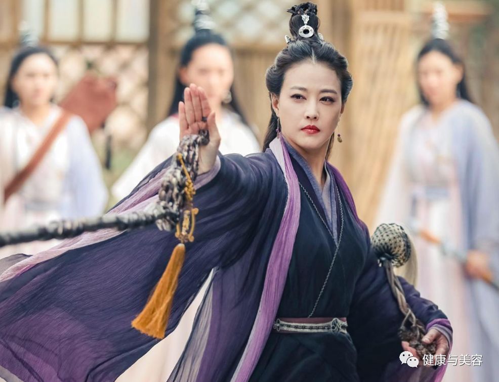 灭绝师太周海媚一身红裙气质依旧,灭绝师太周海媚视频