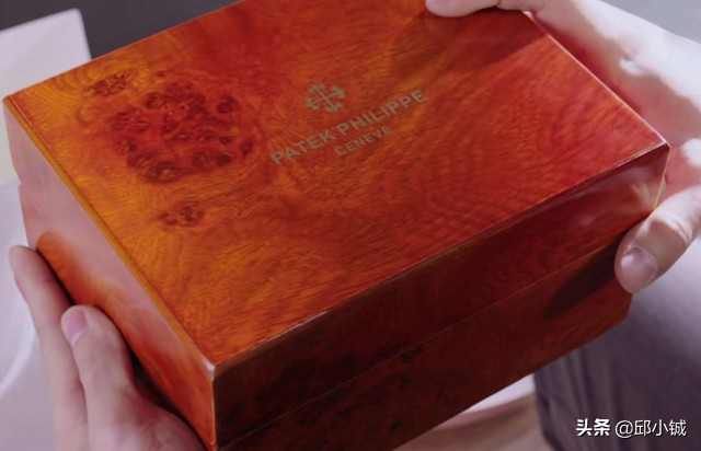 尴尬了！张馨予竟然送给男友一块假的“百达翡丽”