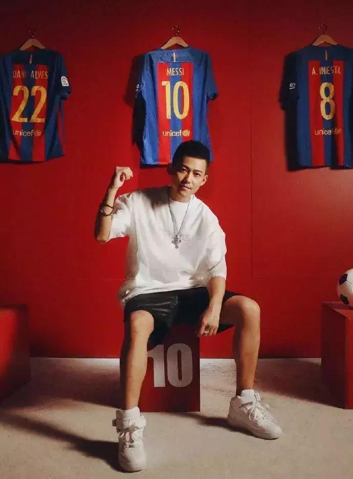 巴萨布斯克茨假摔偷笑,巴萨人对苏醒砸电视的看法